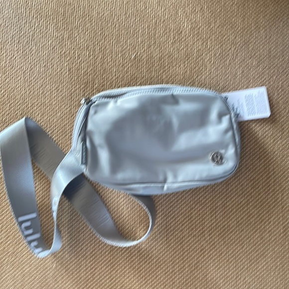 Lululemon Everywhere Belt Bag 1L - Picture 5 of 11